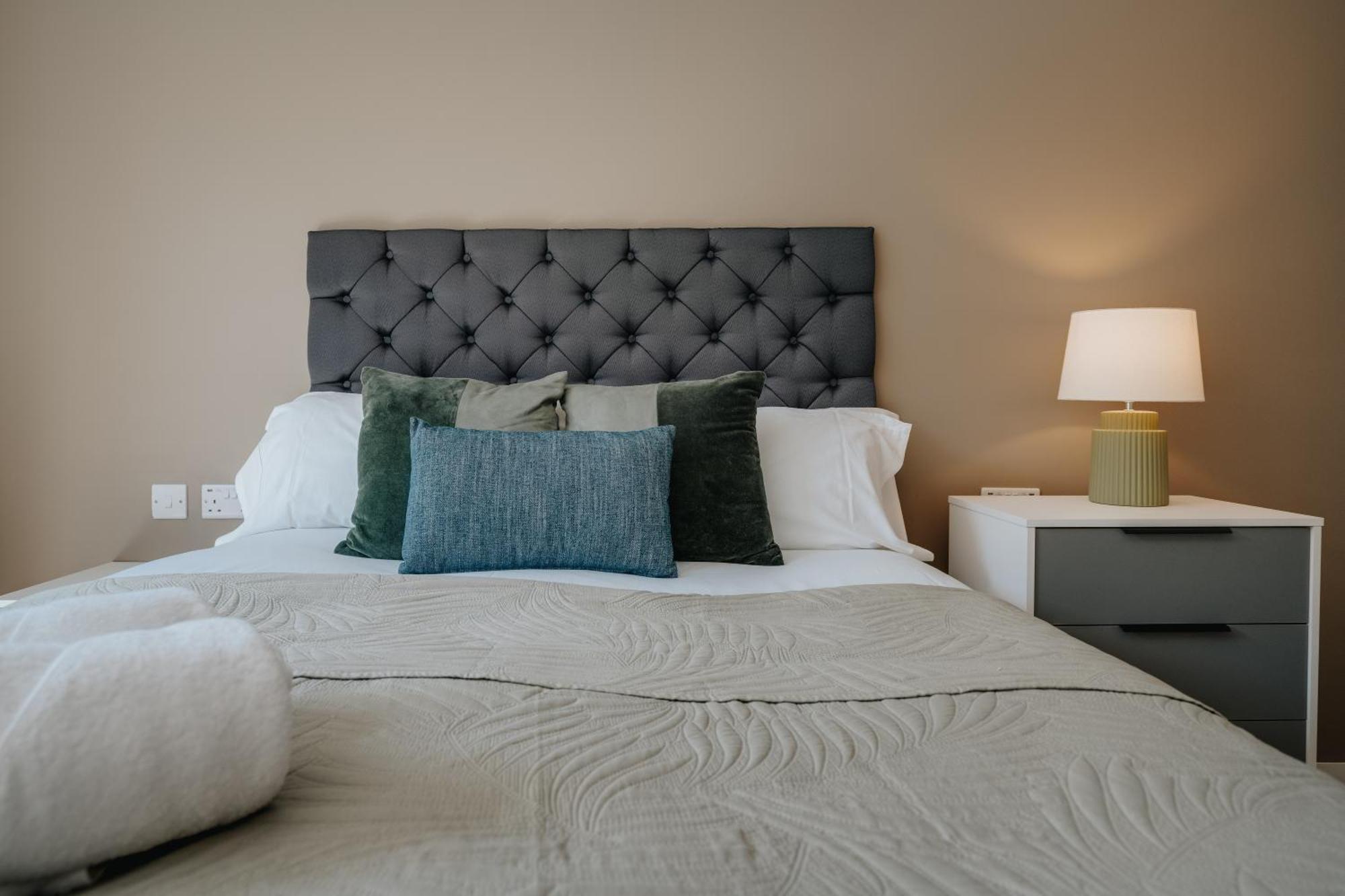 Apartment With Parking & Ev Liverpool