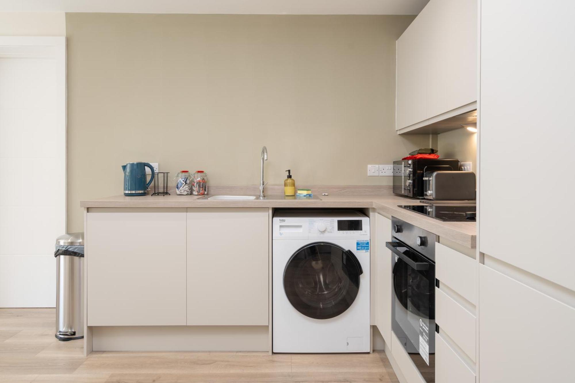 Apartment With Parking & Ev